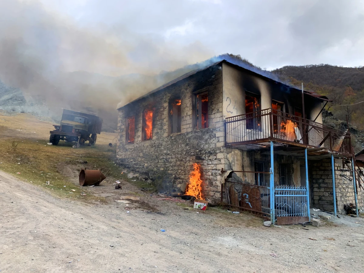 Azerbejdżan rozpoczął, zakrojony na szeroką, skalę artyleryjski ostrzał Armenii. W nocy z poniedziałku na wtorek ponownie wybuchły ciężkie walki. Dwa przeciwlotnicze systemy rakietowe typu S-300, należące do armeńskiego wojska, zostały zniszczone przez armię Azerbejdżanu.
