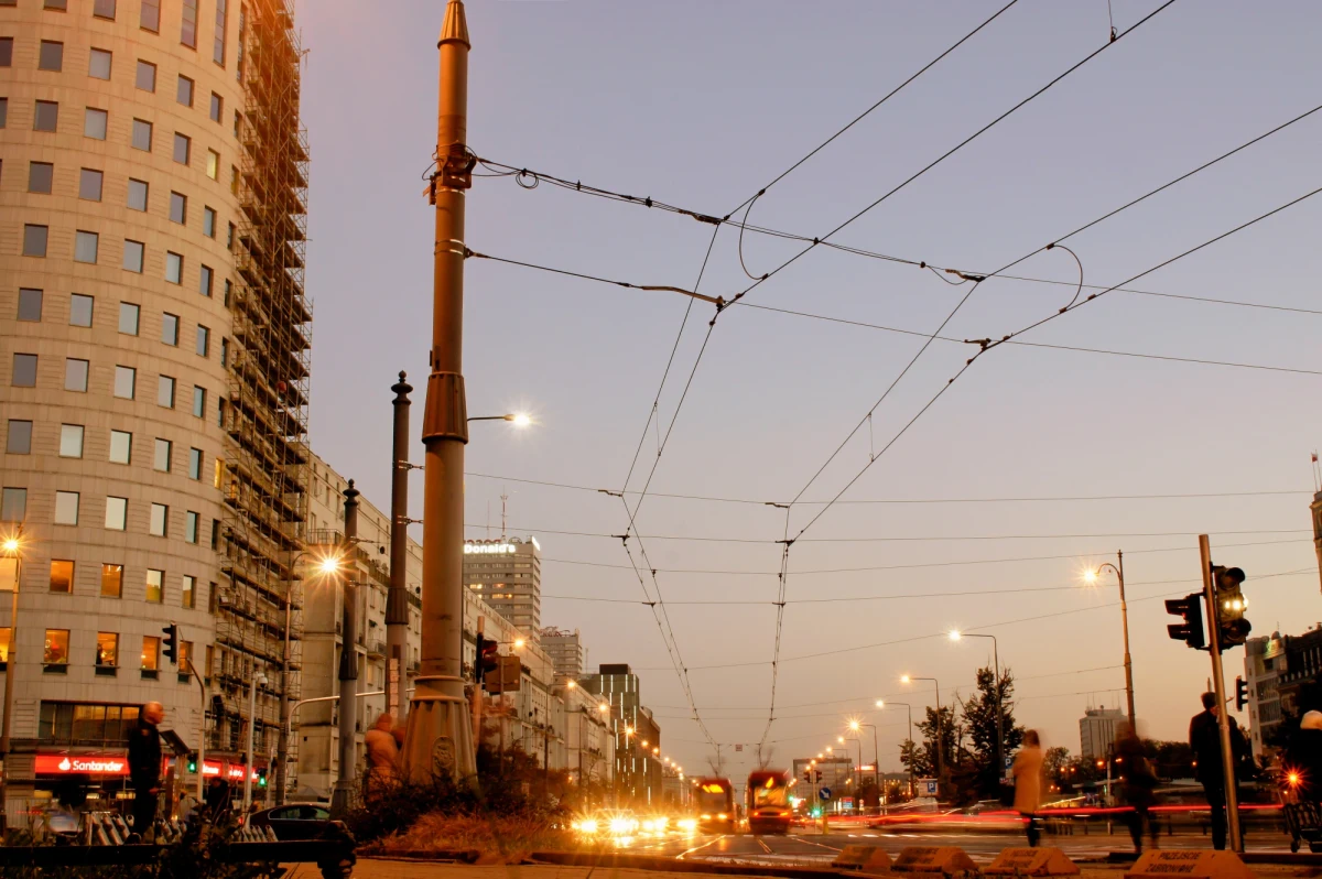 ​Rada Miasta przyznała Zarządowi Dróg Miejskich dodatkowe środki na budowę drogi dla rowerów wzdłuż ul. Marszałkowskiej na odcinku pomiędzy ul. Królewską a pl. Bankowym. W związku z tym ulica po stronie zachodniej zostanie zwężona o jeden pas, na którym zaparkują samochody.