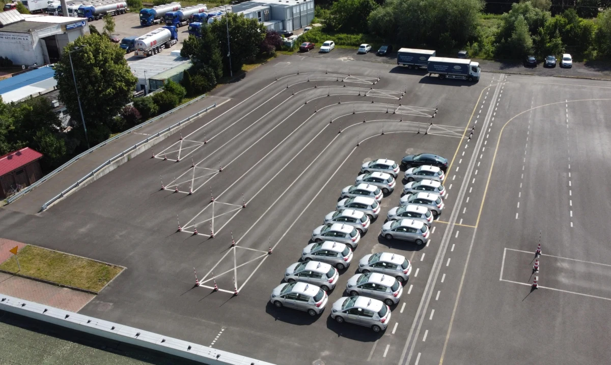 W 32 ośrodkach ruchu drogowego w całej Polsce nie odbędą się dziś egzaminy praktyczne na prawo jazdy. Egzaminatorzy wczoraj odmrozili protest. Domagają się wyższych pensji i zmian w systemie egzaminowania.