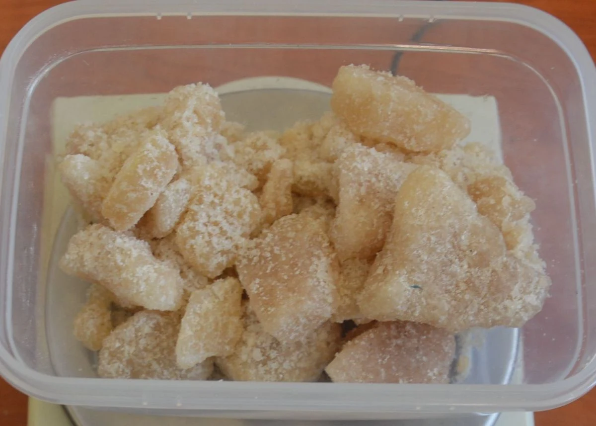 ​Chełmscy policjanci ujawnili blisko kilogram mefedronu. W sprawie zatrzymano dwóch mężczyzn w wieku 54 i 73 lat. Nielegalna substancja ukryta była w pachołku drogowym ulokowanym w bagażniku samochodu, którym jechali. Obaj zostali tymczasowo aresztowani. Zgodnie z przepisami grozi im do 10 lat pozbawienia wolności.