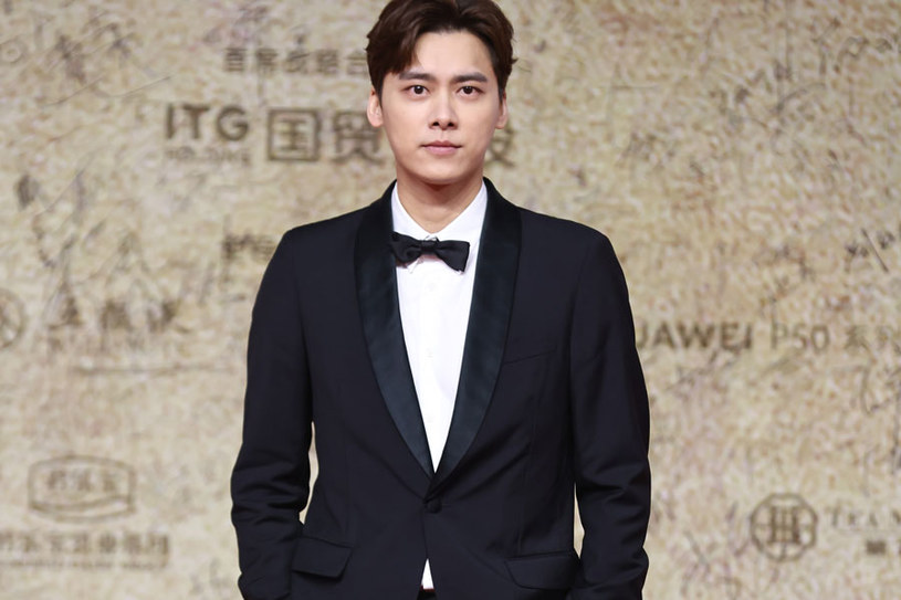 Li Yifeng to jeden z najpopularniejszych i najbardziej cenionych aktorów w Chinach. O jego statusie może świadczyć fakt, że w jednym ze swoich ostatnich filmów wcielał się w Mao Zedonga. Teraz jednak jego kariera na pewno przygaśnie, bo został zatrzymany przez pekińską policję. 35-latkowi zarzucono, że regularnie korzystał z usług prostytutek, co jest w Chinach zabronione. Gdy skandal wyszedł na jaw, z aktorem kontrakt reklamowy zerwał m.in. włoski dom mody Prada.