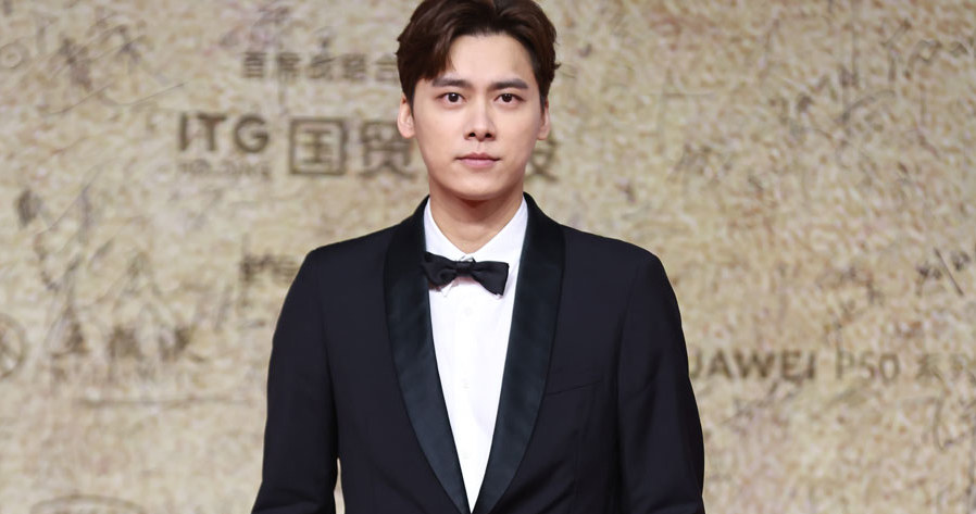 Li Yifeng to jeden z najpopularniejszych i najbardziej cenionych aktorów w Chinach. O jego statusie może świadczyć fakt, że w jednym ze swoich ostatnich filmów wcielał się w Mao Zedonga. Teraz jednak jego kariera na pewno przygaśnie, bo został zatrzymany przez pekińską policję. 35-latkowi zarzucono, że regularnie korzystał z usług prostytutek, co jest w Chinach zabronione. Gdy skandal wyszedł na jaw, z aktorem kontrakt reklamowy zerwał m.in. włoski dom mody Prada.