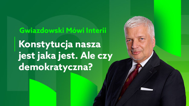 Robert Gwiazdowski powraca w drugim odcinku videocastu „Gwiazdowski mówi Interii”, w którym pyta o demokratyczność naszej konstytucji i zastanawia się czym jest sprawiedliwość społeczna.

Pojęcie sprawiedliwości społecznej pojawia się już w art. 2. konstytucji, w którym czytamy: Rzeczpospolita Polska jest demokratycznym państwem prawnym, urzeczywistniającym zasady sprawiedliwości społecznej.

- Podobno, trzeba konstytucję wykładać zgodnie z duchem konstytucji a nie tylko wyłącznie z jej literą. Postanowiłem poczynić pewne peregrynacje i poszukałem tego ducha konstytucji w Bibliotece Narodowej. Tam znajdują się biuletyny Komisji Konstytucyjnej Zgromadzenia Narodowego. Bardzo ciekawe rzeczy tam można przeczytać proszę państwa! Otóż, co do artykułu 2. Najpierw dyskutowano o tym czy mamy być państwem prawa czy państwem prawnym (…) Potem zaczął się problem z tą sprawiedliwością społeczną. Niektórzy chcieli żeby tak jak w konstytucji niemieckiej wpisać, że jesteśmy państwem socjalnym. Ale nasi twórcy, naszej konstytucji uparli się przy sprawiedliwości społecznej. Nikt nie wie co to jest sprawiedliwość społeczna. Na czym polega naprawdę nie wie nikt. Nie ma takiej definicji, spójnej teorii sprawiedliwości społecznej. Więc Rzeczpospolita jest demokratycznym państwem prawnym urzeczywistniającym nie wiadomo co – mówi Gwiazdowski. 
