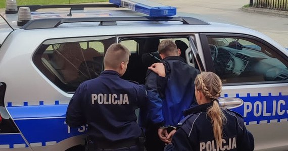 Na trzy miesiące trafił do aresztu 25-letni mężczyzna, który w Lelkowie pod Braniewem autem "kręcił bączki" przy przystanku. W trakcie tej zabawy potrącił 13-latka, potem mu groził i uciekł. Chłopiec trafił do szpitala z urazem nóg.

