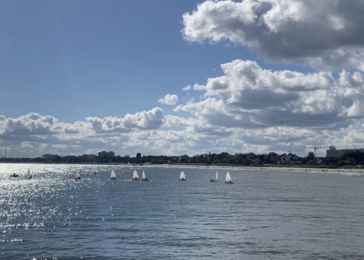 W sopockiej marinie na molo oficjalnie zainaugurowano dziś szkolny sezon żeglarski i kolejny cykl zajęć, z których w tym roku skorzysta około 200 sopockich uczniów. To nieobowiązkowe zajęcia dla uczniów wszystkich podstawówek, a obowiązkowe dla tych, którzy uczą się w specjalnej klasie sportowej. We wrześniu i październiku będą mieć lekcje na wodach Zatoki Gdańskiej.

