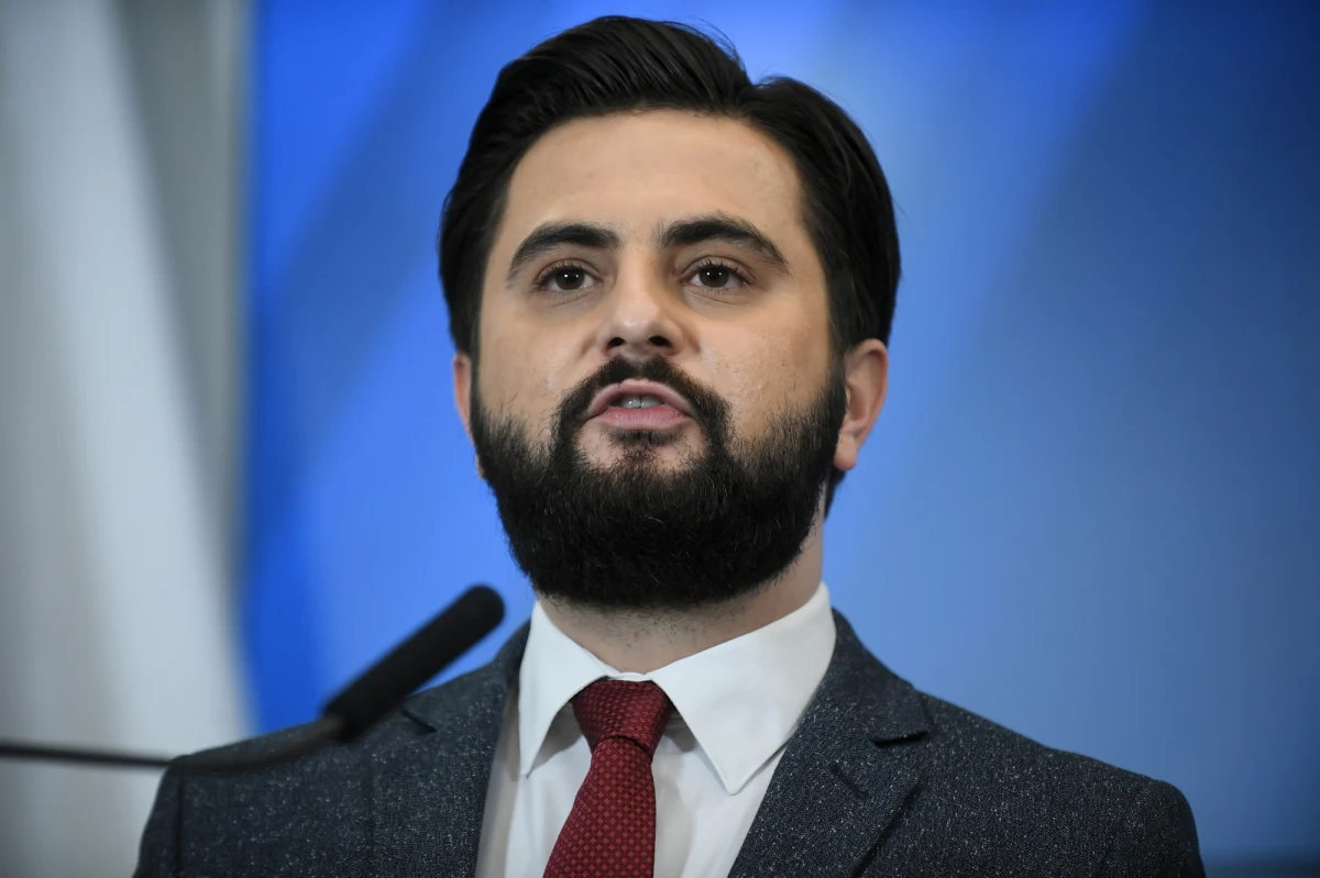 Norbert Kaczmarczyk został zdymisjonowany. O utracie stanowiska przez wiceministra rolnictwa i rozwoju wsi, o którym zrobiło się głośno po wystawnym weselu oraz po niejasnościach wokół jego majątku, zdecydowało wczoraj Prezydium Komitetu Politycznego Prawa i Sprawiedliwości. Dziś wniosek o odwołanie polityka przyjął premier Mateusz Morawiecki.