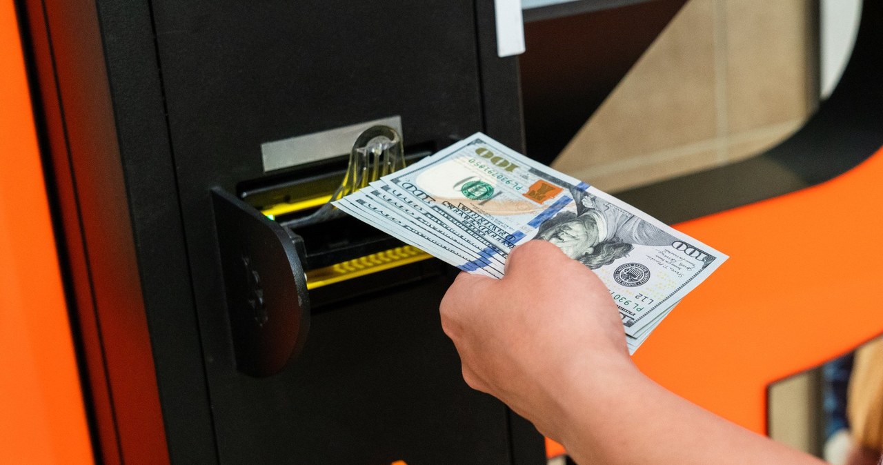 Wygląda na to, że przestępcy znaleźli łatwy sposób prania brudnych pieniędzy, a pomaga im w tym popularność kryptowalut - eksperci ostrzegają, że ułatwiamy im zadanie z każdym kolejnym bitomatem, czyli bankomatem Bitcoin.