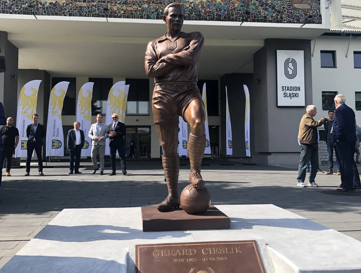W Ruchu Chorzów rozegrał ponad 200 spotkań strzelając ponad 160 goli, a w meczach reprezentacji Polski wziął udział 47 razy. Najbardziej zapamiętany został zwłaszcza mecz z 20 października 1957 roku. Wtedy to na Stadionie Śląskim w Chorzowie Polacy pokonali ZSRR 2:1, a oba gole zdobył Gerard Cieślik. Dziś przed legendarnym Kotłem Czarownic stanął pomnik legendarnego gracza.