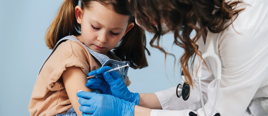 Dopiero wiosną przyszłego roku przygotowana może być szczepionka przeciwko koronawirusowi dla najmłodszych dzieci, które nie mają jeszcze pięciu lat. Tak przewidują w RMF FM lekarze, którzy koordynują polską część badań klinicznych tego preparatu.