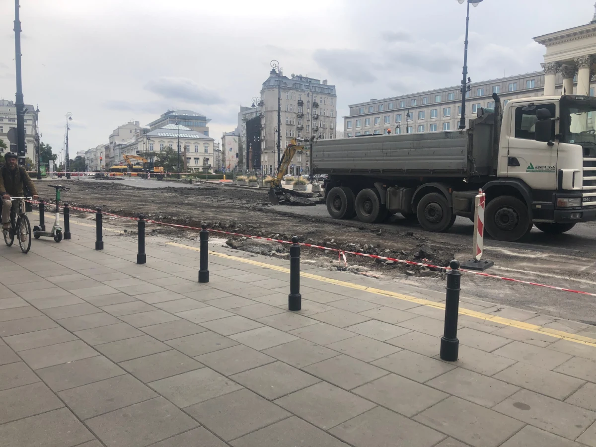 ​Remont placu Trzech Krzyży spowodował olbrzymie utrudnienia w centrum stolicy. Drogowcy wygrodzili wschodnią część i cały ruch odbywa się częścią zachodnią. Po jednym pasie w każdą stronę. Do tego z placu można zjechać tylko w Nowy Świat albo Aleje Ujazdowskie.