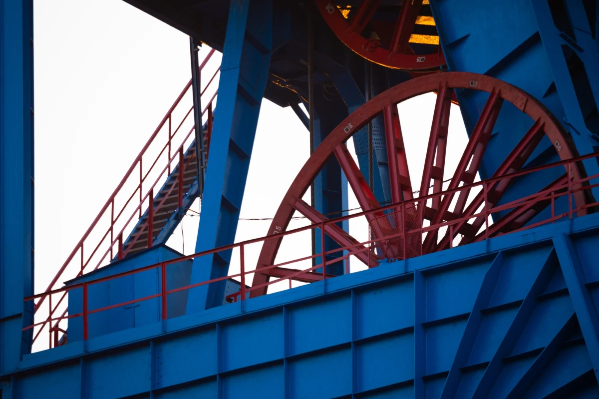 Ministerstwo Aktywów Państwowych złożyło Grupie Tauron ofertę nabycia za symboliczną złotówkę kopalń Sobieski, Janina i Brzeszcze, skupionych w spółce Tauron Wydobycie - poinformował we Tauron. Wcześniej w podobny sposób Skarb Państwa odkupił od akcjonariuszy akcje Polskiej Grupy Górniczej.