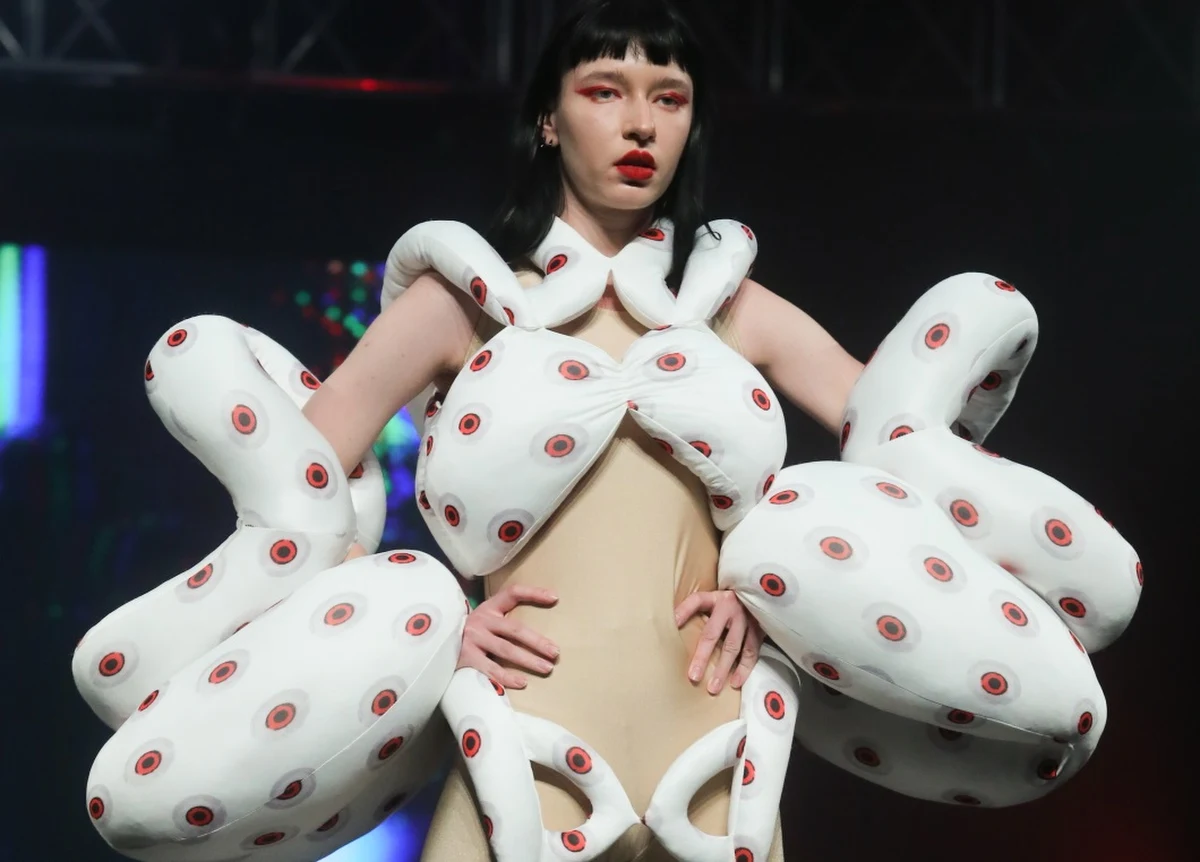 Prace dyplomowe absolwentów Akademii Sztuk Pięknych w Łodzi można było dziś zobaczyć w trakcie pokazu zorganizowanego przez Instytut Ubioru ASP. W wydarzeniu "Diploma Fashion Show" swoje prace przedstawiło 21 dyplomantów łódzkiej ASP.