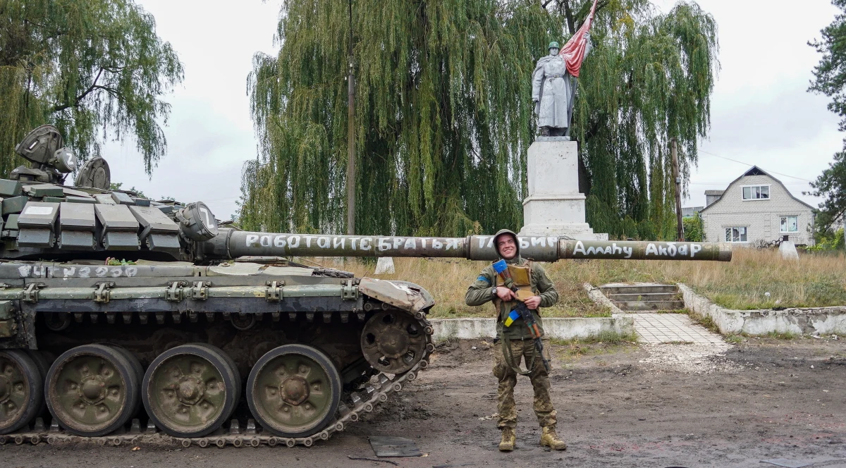 Jak informuje dziennik "New York Times", trwająca od kilku dni kontrofensywa sił ukraińskich w obwodzie charkowskim jest efektem konsultacji z wojskowymi ze Stanów Zjednoczonych i Wielkiej Brytanii. Podczas nich zidentyfikowano słabe punkty sił rosyjskich, czemu pomogły informacje wywiadowcze z USA.