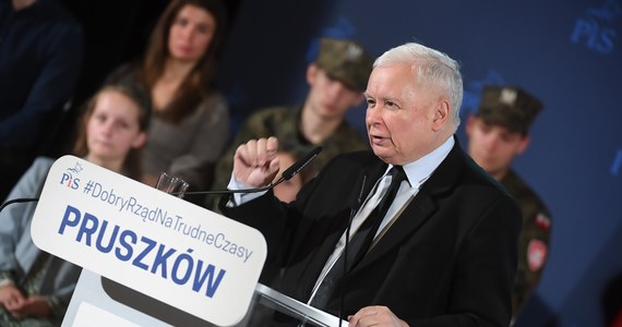 „Podjęliśmy działania zmierzające do tego, żeby prąd do każdej rodziny, gospodarstwa domowego, do 2000 KWh był po cenie stałej, w gruncie rzeczy dotychczasowej” – powiedział w Pruszkowie Jarosław Kaczyński. „Jeżeli ktoś zmniejszy zużycie w stosunku do poprzedniego roku co najmniej o 10 proc., to będzie miał jeszcze dalsze ulgi" – dodał prezes PiS.