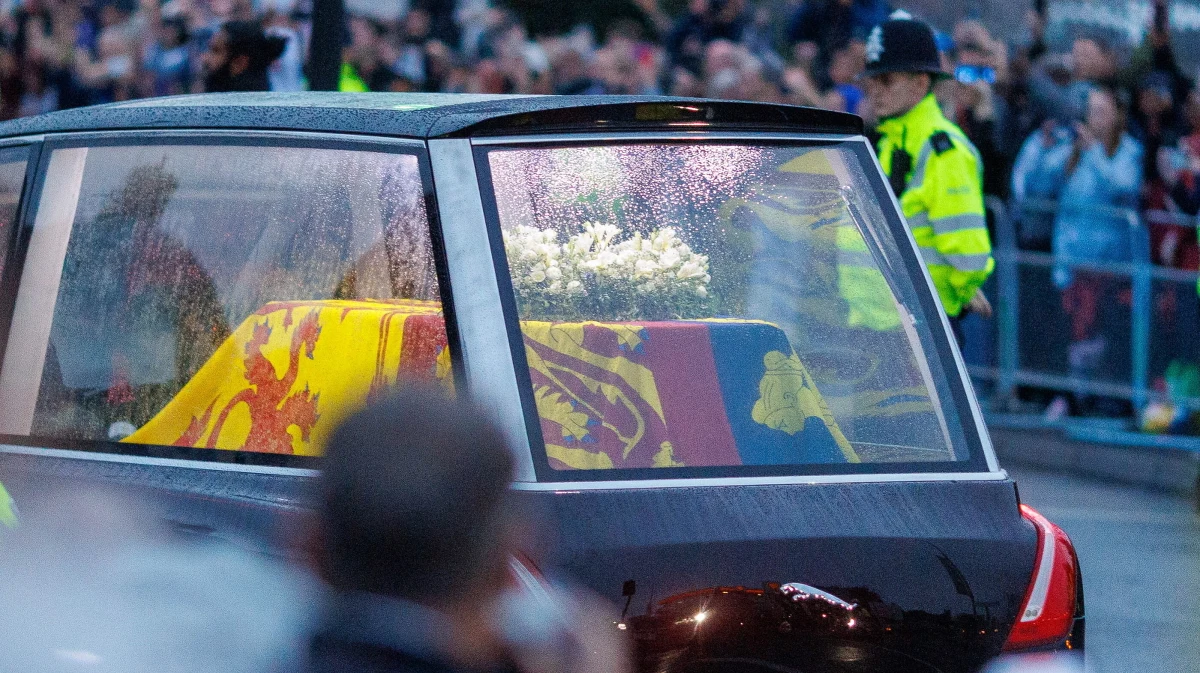 Brytyjczycy żegnają najdłużej panującą w ich kraju królową - Elżbietę II. Uroczystości w Londynie, ale i w całym kraju relacjonują specjalni wysłannicy RMF FM - Mateusz Chłystun i Bogdan Frymorgen.