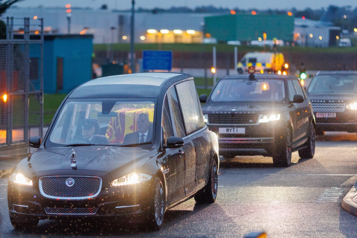 Karawan wiozący trumnę z ciałem brytyjskiej królowej Elżbiety II dotarł wieczorem do Pałacu Buckingham w Londynie. Tam czekali na nią król Karol III, królowa-małżonka Camilla i pozostali członkowie rodziny królewskiej.