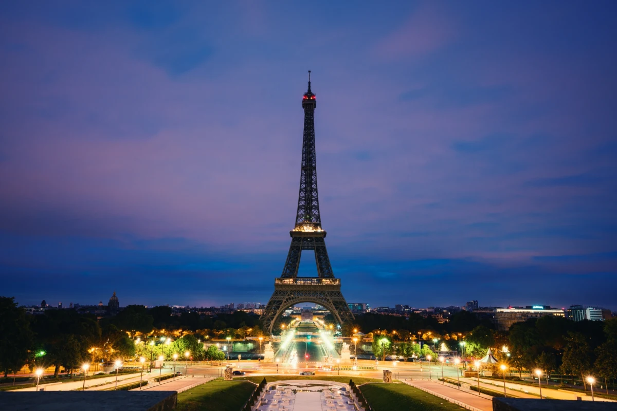 Sławna Wieża Eiffla i inne paryskie zabytki będą wieczorem krócej oświetlane niż dotąd - z powodu kryzysu energetycznego. Zakłada to plan oszczędzania energii, który ogłosiły władze francuskiej stolicy.