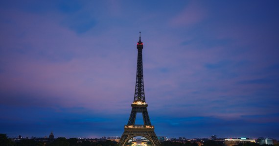 Sławna Wieża Eiffla i inne paryskie zabytki będą wieczorem krócej oświetlane niż dotąd - z powodu kryzysu energetycznego. Zakłada to plan oszczędzania energii, który ogłosiły władze francuskiej stolicy.
