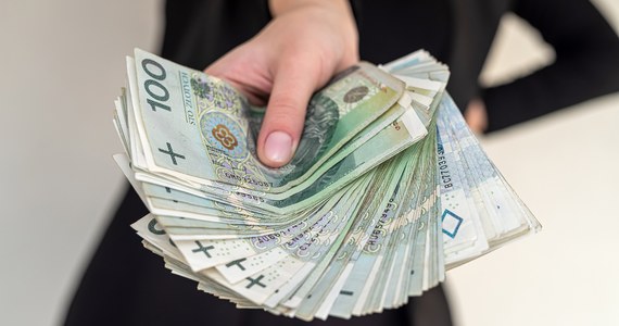 Od stycznia do sierpnia Ministerstwo Finansów przeznaczyło 23 mln zł na premie dla urzędników - podaje "Fakt", podkreślając, że resort zasłynął w tym roku szczególnie jedną reformę - podatkową.