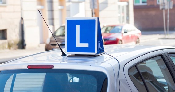 W kilkudziesięciu ośrodkach w całej Polsce trwają protestu egzaminatorów WORD-u. Wojciech Dusza z Komisji Egzaminatorów RP w rozmowie z Marcinem Jędrychem w radiu RMF24 mówi, że jeśli chodzi o rozwiązanie sprawy "światełka w tunelu nie widać". "Od 2 miesięcy ministerstwo deklaruje, że powoła zespół roboczy, by procedować kwestie związane z naszymi postulatami. Do dzisiaj nie ma tego prostego zarządzenia, takie jest podejście ministerstwa. My jesteśmy zawsze gotowi do rozmów. Nawet jeżeli dzisiaj byłaby sytuacja, że dostalibyśmy zaproszenie, by o dwunastej w nocy stawić się w ministerstwie, bylibyśmy gotowi do rozmów. Ale ministerstwu najwyraźniej nie zależy na osobach egzaminowanych, na egzaminatorach, na procesie egzaminowania, a przede wszystkim na bezpieczeństwie ruchu drogowego" - mówił Dusza. 