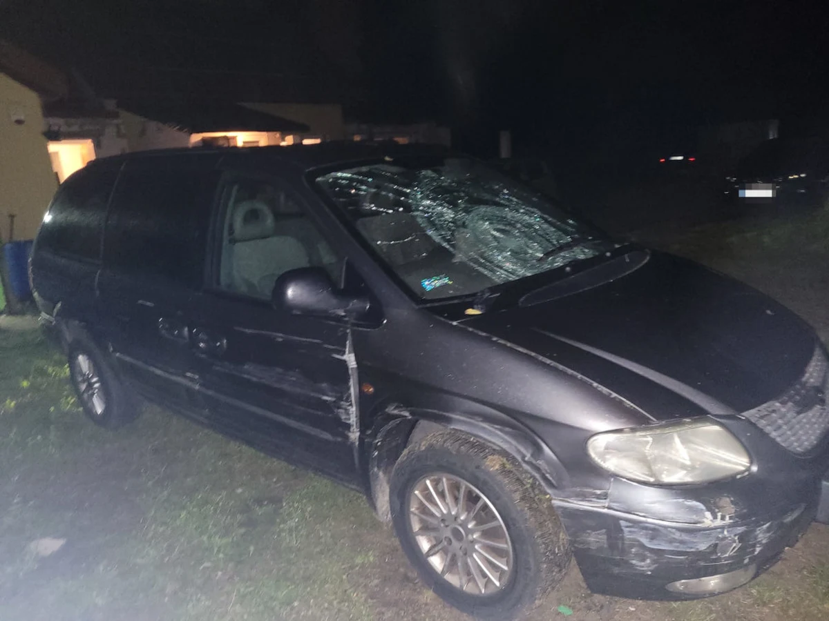 Cztery zarzuty, w tym trzy usiłowania zabójstwa, usłyszał 26-latek, który rozpędzonym chryslerem bez tablic rejestracyjnych próbował rozjeżdżać przypadkowe osoby w warszawskiej Wesołej. Mężczyzna trafił do tymczasowego aresztu. 