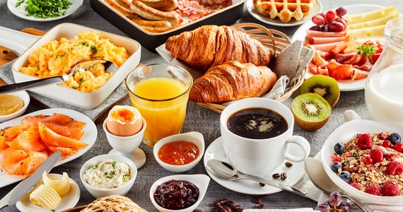 To, czy największy posiłek spożywa się wcześnie rano czy też późnym popołudniem, w żaden sposób na wpływa na to, jak organizm metabolizuje kalorie. Nie ułatwia to chudnięcia - wynika z nowego badania opublikowanego w "Cell Metabolism".