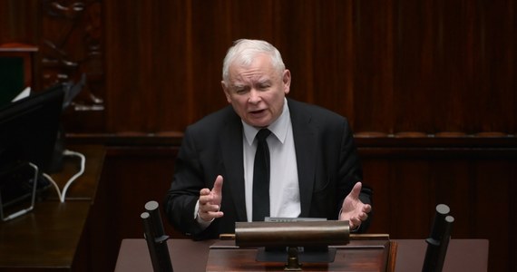 Wiedziałem, że tu jest agentura prezydenta Rosji Władimira Putina, ale że tak liczna, nie - powiedział w środę w Sejmie prezes PiS Jarosław Kaczyński, reagując na wypowiedź m.in. posła Andrzeja Rozenka (PPS). "To, co Antoni Macierewicz od 12 lat robi, jest po prostu kłamstwem smoleńskim" - mówił Rozenek.