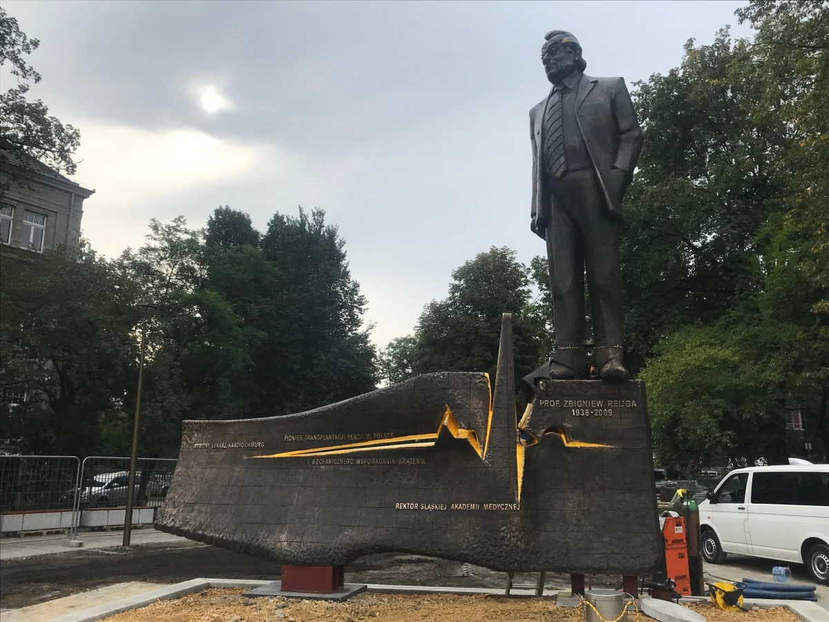 Pomnik Zbigniewa Religi stanął dzisiaj w centrum Zabrza. Oficjalne odsłonięcie nastąpi dopiero 30 września, ale już dzisiaj u stóp pomnika umieszczono kapsułę czasu. Znalazły się w niej m.in. informacje o historii miasta, jak i o dokonaniach wybitnego kardiochirurga.