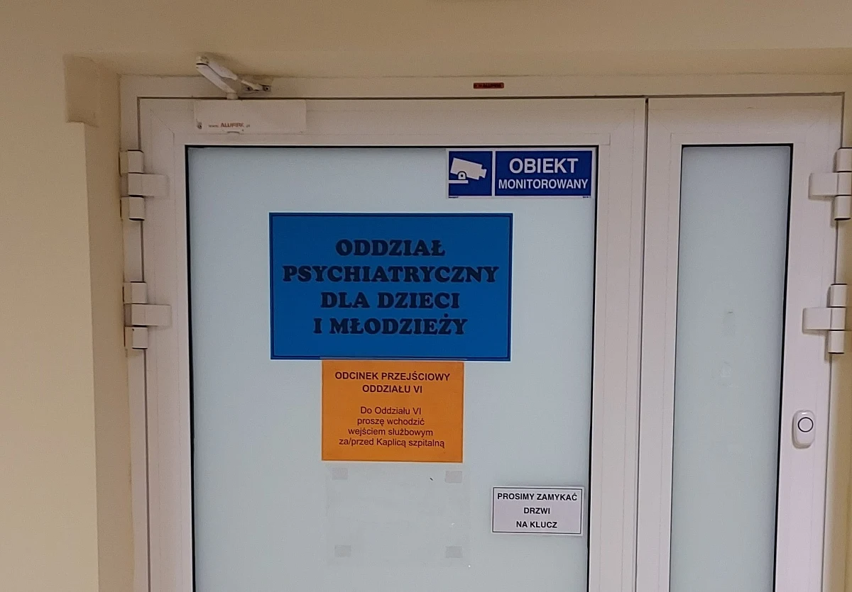 Przystąpienie szpitala do trzeciego poziomu referencyjnego w zakresie psychiatrii dziecięcej - to według warmińsko-mazurskiego oddziału NFZ szansa na ratunek dla Oddziału Psychiatrii Dzieci i Młodzieży Wojewódzkiego Zespołu Lecznictwa Psychiatrycznego w Olsztynie. Rozmowy wciąż trwają, ale konkretów w tej sprawie brak.