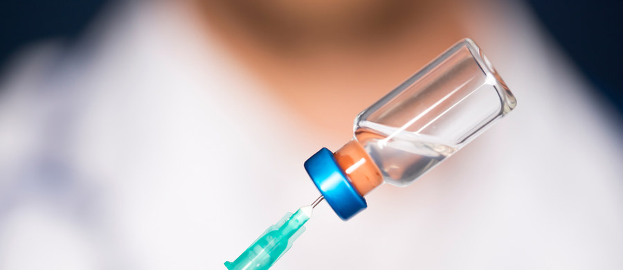 Pierwsze szczepienia nowym preparatem przeciwko koronawirusowi ruszą najprawdopodobniej w najbliższy piątek 16 września - dowiedział się reporter RMF FM Michał Dobrołowicz. Chodzi o zmodyfikowaną szczepionkę, dopasowaną do wariantu Omikron. Będzie ona podawana jako czwarta dawka. 
