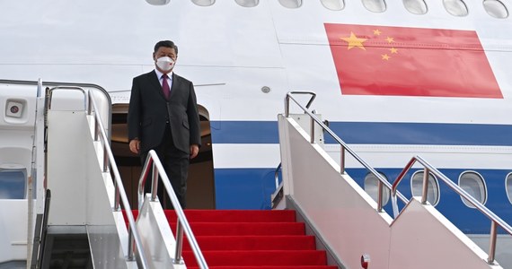 Przywódca Chin Xi Jinping przybył do Kazachstanu - podały chińskie media. To jego pierwsza zagraniczna wizyta od początku pandemii Covid-19. Następnie odwiedzi Uzbekistan, gdzie spodziewane jest jego spotkanie z prezydentem Rosji Władimirem Putinem. 