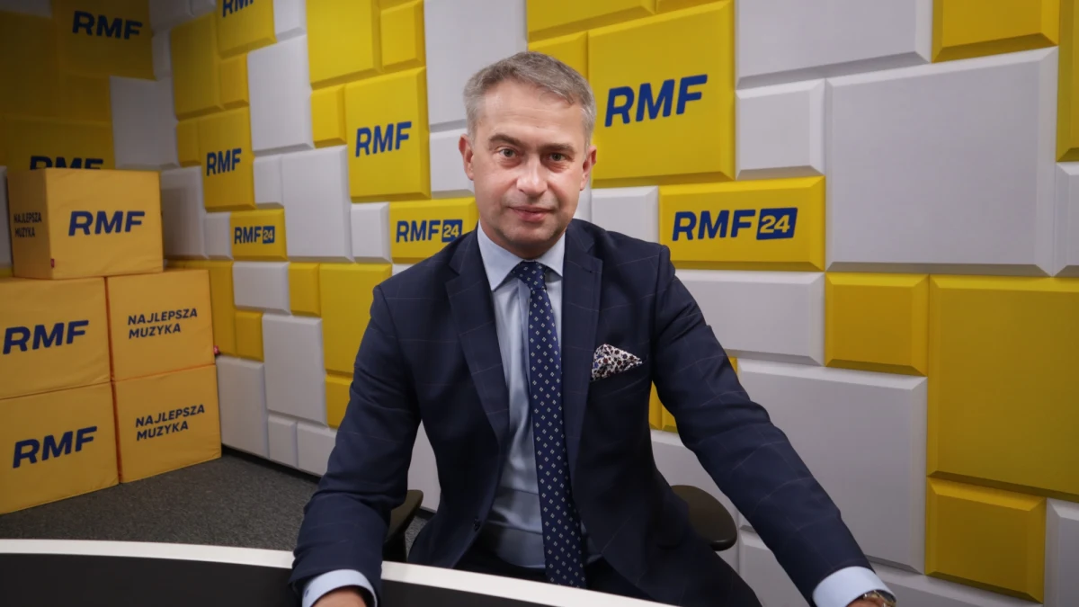 „Uważam, że powinniśmy dostać pieniądze w ramach reparacji, podobnie myślą ludzie Lewicy w całej Polsce, ale wiemy doskonale, że to jest niemożliwe i PiS robi na tym politykę. Nie będzie żadnych pieniędzy. Uważam, że bardziej realne są pieniądze z Unii Europejskiej, bo to jest na stole, a nie jakieś magiczne 6 bilionów złotych, które wymyślił Kaczyński i mami Polaków. Kaczyński jest nieodpowiedzialny. To, że nie ma pieniędzy z Unii Europejskiej z KPO, to jest ekonomiczna zdrada stanu” - powiedział w Rozmowie w południe w RMF FM przewodniczący klubu parlamentarnego Lewicy Krzysztof Gawkowski.