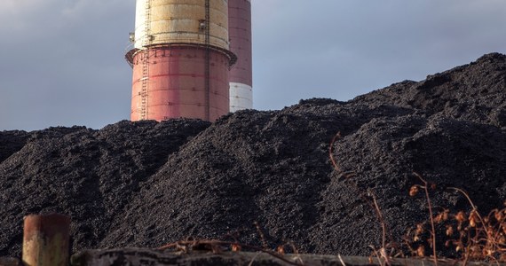 40 proc. wszystkich ogrzewających domy węglem nie posiada żadnych zapasów tego surowca na nadchodzący sezon grzewczy, a 79 proc. przewiduje problemy z zaopatrzeniem. Z pieców węglowych korzysta m.in. 77 proc. mieszkańców wsi - wynika z badania CBOS.