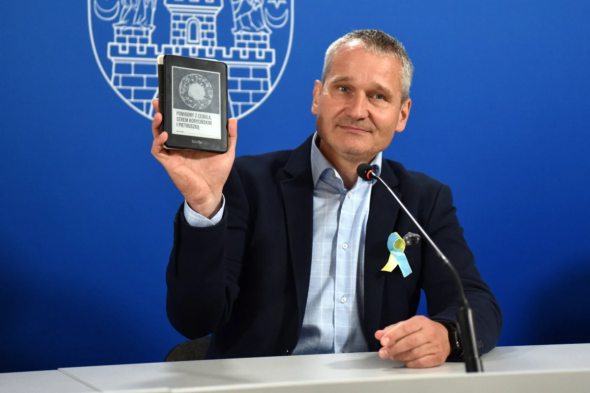 Czym różnią się polskie pierogi od ukraińskich warenyków lub co wspólnego mają placki ziemniaczane z derunami? Na takie między innymi pytania, znajdziemy odpowiedzi w ebooku Katarzyny Bosackiej i Anieli Redelbach - "Przyjaźń od kuchni". Całkowity dochód z jego sprzedaży trafi do Polskiej Akcji Humanitarnej.