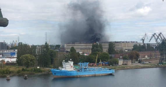 Ponad 200 metrów kwadratowych dachu objął pożar hali na terenie Stoczni Gdańskiej. Z budynku ewakuowano ok. 600 pracowników. 
