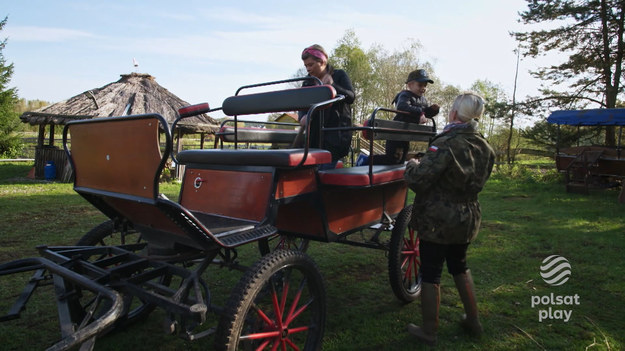 Rodzina Horosz z Wólki Ratowieckiej na Podlasiu planuje wybrać się na przejażdżkę swoją piękną bryczką. Najpierw muszą ją jednak przygotować do jazdy. Cały program ''Rolnicy'' możecie zobaczyć TUTAJ!