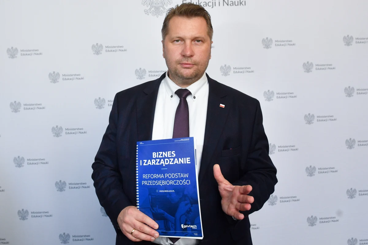 Biznes i zarządzanie to przedmiot, który od 1 września 2023 r. ma zastąpić w szkołach ponadpodstawowych podstawy przedsiębiorczości. Minister edukacji i nauki Przemysław Czarnek zdradził, że na maturze z nowego przedmiotu mają pojawić się zadania do rozwiązywania w grupach. 