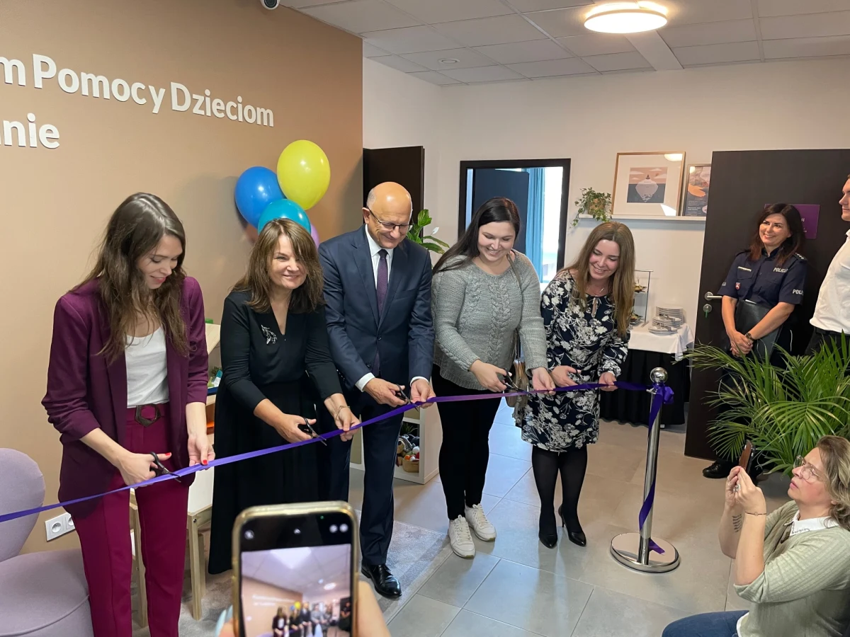 ​W Lublinie powstało Centrum Pomocy Dzieciom (CPD) - będzie ono kompleksowo pomagać ofiarom przemocy domowej zapewniając wsparcie dzieciom i młodzieży do 18. roku życia oraz ich opiekunom. CPD zostało utworzone przez Fundację Sempre a Frente we współpracy z Fundacją Dajemy Dzieciom Siłę przy wsparciu miasta Lublin. Jest to szósta tego typu placówka w kraju i pierwsza na Lubelszczyźnie.