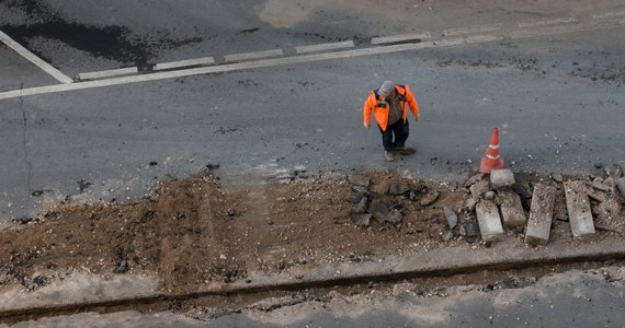 Nie ma jeszcze daty zamknięcia dla ruchu remontowanej ulicy Królowej Jadwigi w Krakowie. Decyzja powinna zapaść w przyszłym tygodniu. Trwają jeszcze ostatnie ustalenia dotyczące organizacji ruchu w tym rejonie, które uwzględnią uwagi zgłaszane przez mieszkańców i Rad Dzielnic. Przedsiębiorcom miasto proponuje czasowe wynajęcie kontenerów.