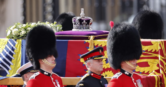Trumna z ciałem królowej Elżbiety II dotarła do Pałacu Westminsterskiego. Historycznemu wydarzeniu, jakim był przemarsz orszaku żałobnego ulicami Londynu, towarzyszył salut armatni i dźwięki Big Bena. Następnie odbyło się krótkie nabożeństwo, któremu przewodniczył arcybiskup Canterbury, prymas Anglii Justin Welby. Od godziny 17:00 czasu lokalnego Brytyjczycy mogą żegnać się ze swoją monarchinią. Wydarzeniom przyglądają się specjalni wysłannicy RMF FM w stolicy Anglii - Bogdan Frymorgen i Mateusz Chłystun.
