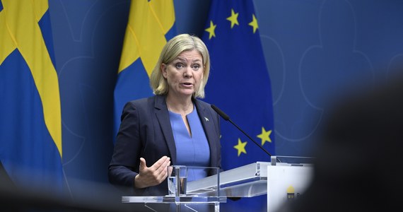 Socjaldemokratyczna premier Szwecji Magdalena Andersson uznała swoją porażkę w wyborach parlamentarnych. Po przeliczeniu 99 proc. głosów blok partii prawicowych otrzymuje 176 mandatów, a blok lewicowy z Partią Robotniczą - Socjaldemokraci 173 mandaty.