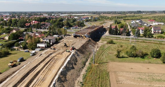 Trwają prace na linii kolejowej z Mielca do Padwi na Podkarpaciu. W ramach inwestycji, która kosztować będzie 106 mln zł, powstał już m.in. peron w Tuszowie Narodowym.