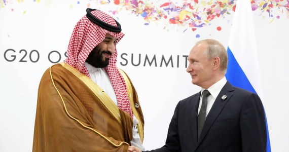 ​Gdy na początku roku Rosja zgromadziła wojska na granicy z Ukrainą i dokonała inwazji na ten kraj, saudyjska spółka Kingdom Holding Company po cichu zainwestowała ponad 600 milionów dolarów w trzy dominujące rosyjskie firmy energetyczne. Następnie latem, gdy Stany Zjednoczone, Kanada i kilka krajów europejskich ograniczyły import ropy z Rosji, Arabia Saudyjska nagle podwoiła ilość oleju opałowego, którą kupowała od Rosji dla swoich elektrowni, uwalniając własną ropę na eksport - podaje portal nytimes.com.