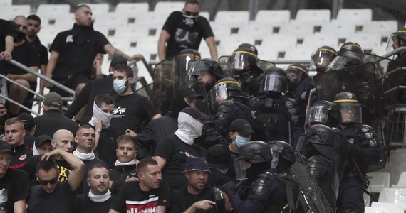 Zamieszki między kibicami Olympique i Eintrachtu Frankfurt, przed i w trakcie meczu Ligi Mistrzów w Marsylii spowodowały obrażenia u 11 policjantów i dwóch niemieckich kibiców, z których jeden doznał poważnego urazu szyi po uderzeniu racą - podała francuska policja.