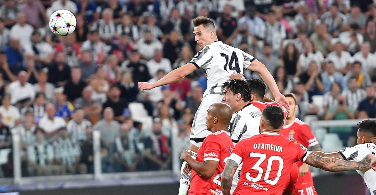​Mimo bramki Arkadiusza Milika Juventus Turyn przegrał u siebie z Benficą Lizbona 1:2 w grupie H piłkarskiej Ligi Mistrzów. To czwarty z rzędu mecz "Starej Damy" bez zwycięstwa. Z kolei grający w Napoli Piotr Zieliński nie wykorzystał rzutu karnego.