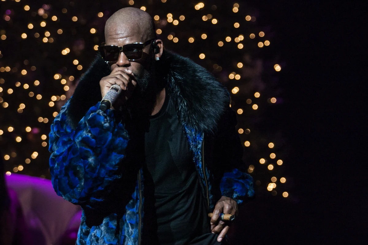 Amerykański piosenkarz i producent muzyczny R.Kelly został uznany przez sąd w Chicago winnym m.in. nakłaniania nieletnich dziewcząt do seksu i posiadania pornografii dziecięcej. Był to ostatni proces federalny laureata nagrody Grammy, który ma już wyrok 30 lat więzienia za przestępstwa seksualne.