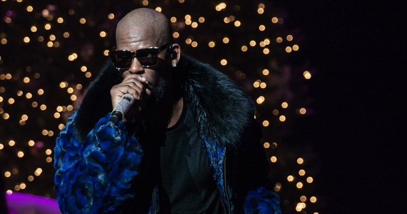 Amerykański piosenkarz i producent muzyczny R.Kelly został uznany przez sąd w Chicago winnym m.in. nakłaniania nieletnich dziewcząt do seksu i posiadania pornografii dziecięcej. Był to ostatni proces federalny laureata nagrody Grammy, który ma już wyrok 30 lat więzienia za przestępstwa seksualne.