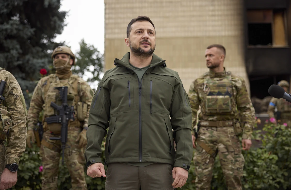 Samochód wiozący Wołodymyra Zełenskiego uczestniczył w wypadku drogowym w Kijowie. Prezydent Ukrainy nie jest poważnie ranny - poinformował na Facebooku sekretarz prasowy w administracji Zełenskiego Serhij Nikiforow.