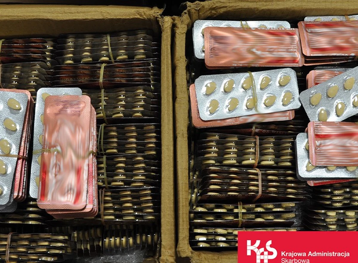Funkcjonariusze mazowieckiej Krajowej Administracji Skarbowej zatrzymali 22 przesyłki z Emiratów Arabskich. Paczki zawierały prawie 70 tys. nielegalnych tabletek na potencję.