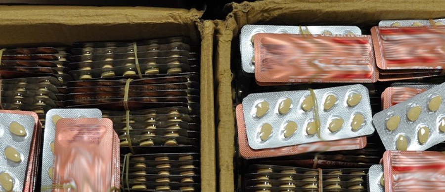Funkcjonariusze mazowieckiej Krajowej Administracji Skarbowej zatrzymali 22 przesyłki z Emiratów Arabskich. Paczki zawierały prawie 70 tys. nielegalnych tabletek na potencję.